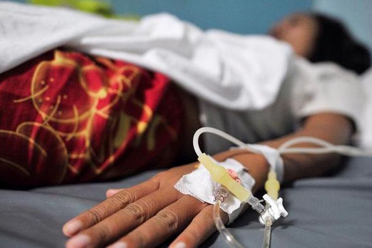 Salah seorang pasien demam berdarah menjalani perawatan di Rumah Sakit Umum Daerah (RSUD) Cengkareng, Jakarta Barat, Rabu (3/2/2016). 
