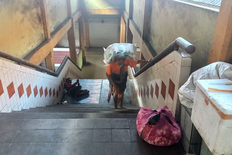 Buruh Gendong Perempuan di Pasar Beringharjo Yogyakarta, Upahnya Rp 2.000, Tempuh Puluhan Km dari Rumah