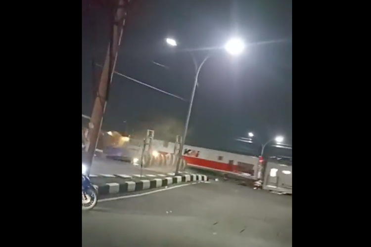 Tangkapan layar video detik-detik kecelakaan KA Brantas menabrak truk di Semarang, Jawa Tengah