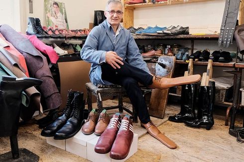 Pembuat Sepatu di Rumania Ciptakan Sepatu Jumbo untuk Jaga Jarak