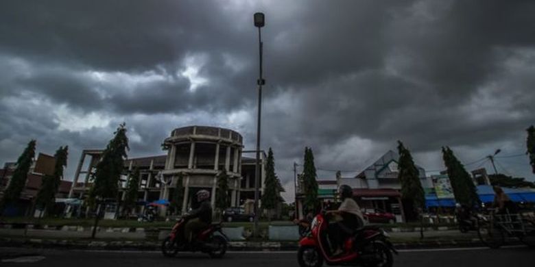 Awan hitam Cumulonimbus bergelayut di langit Lhokseumawe, Aceh, 22 Oktober lalu. BMKG menyebut mayoritas wilayah Aceh dan Sumatera Utara kini memasuki masa transisi peralihan musim. 