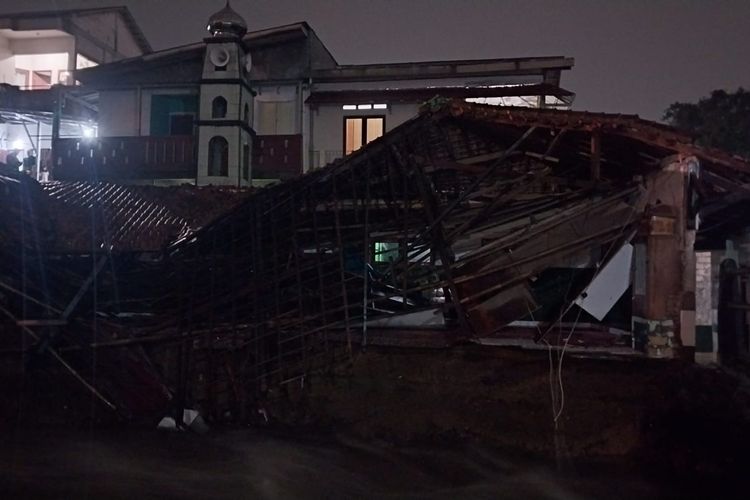 Masjid di Bogor Ambruk Terbawa Arus Sungai, Sisakan Mimbar Imam