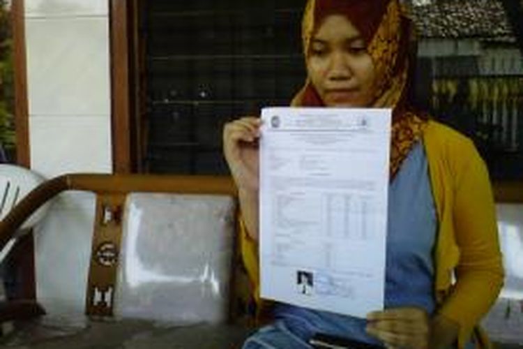 Selma saat menunjukan Surat keterangan hasil Ujian Nasional