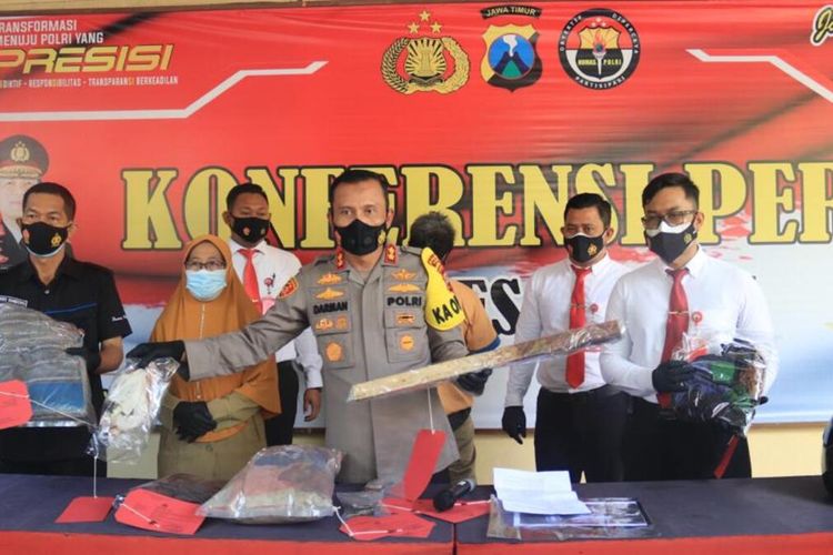 Kapolres Tuban, AKBP Darman menunjukkan barang bukti berupa balok kayu yang dipakai BD (35), tersangka pembunuhan KM (44) di Tuban.