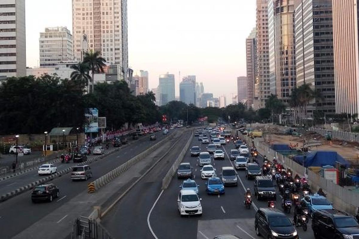 Kondisi arus lalu lintas dari arah Semanggi menuju ke Bundaran Senayan terpantau ramai lancar pada Rabu (27/7/2016) sore.