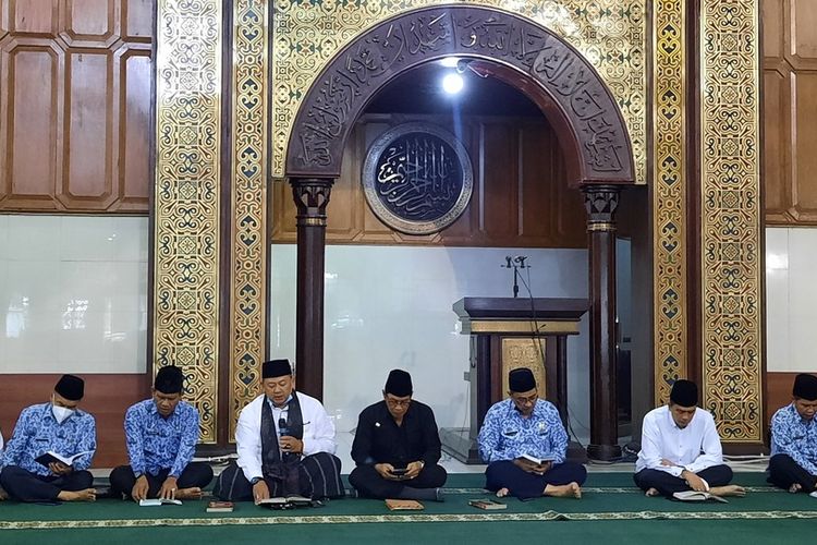 Wali Kota Tasikmalaya Muhammad Yusuf dan Sekretaris Daerah Kota Tasikmalaya Ivan Dicksan, memimpin acara Tadarusan bersama para PNS di Masjid Agung Kota Tasikmalaya, Jawa Barat, Selasa (19/4/2022).