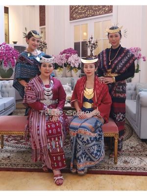 Ketua Komisi IV Dewan Perwakilan Rakyat Republik Indonesia (DPR RI) Titiek Soeharto (kiri bawah) mengenakan warisan Nusantara (wastra) berupa kain tenun Nusa Tenggara Timur (NTT) saat menghadiri acara Himpunan Ratna Busana bertajuk ?Mengenal Wastra, Busana, Budaya, dan Kuliner Nusa Tenggara Timur? pada 10 Mei 2025.