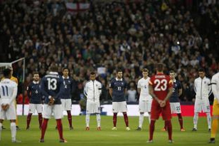 Pemain Inggris dan Perancis dalam suasana hening menjelang dimulainya pertandingan persahabatan di Stadion Wembley, London Barat, Selasa (17/11/2015). Inggris menang 2-0.