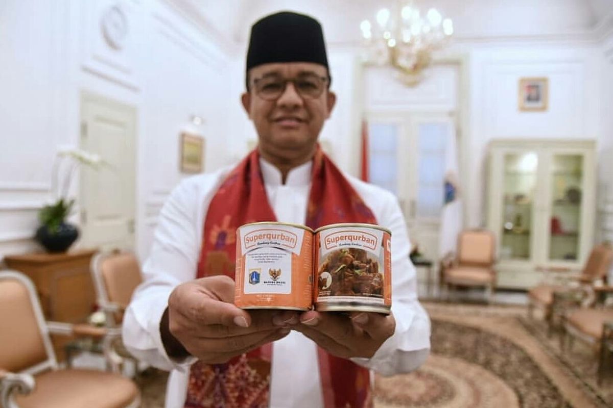 Gubernur DKI Jakarta Anies Baswedan menunjukkan kornet dan rendang kalengan yang diolah dari daging kurban.