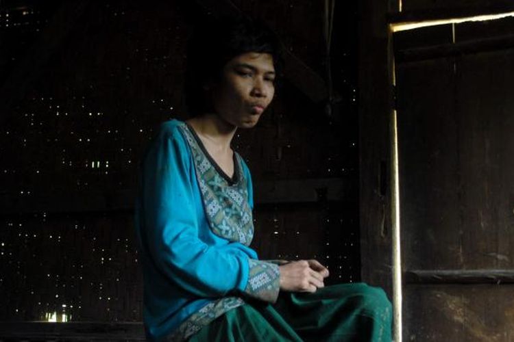 Iis (30) penderita gangguan kejiwaan duduk di ruangan bagian belakang rumahnya di Kampung Bojonghaur, Desa Bantarkalong, Kecamatan Warungkiara Sukabumi, Jawa Barat, Selasa (7/2/2017). 