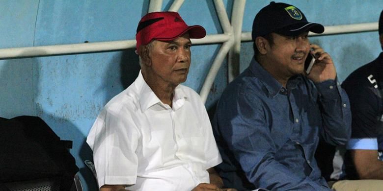 Manajer Persela Lamongan Yunan Achmadi (kanan), saat mendampingi pelatih Sutan Harhara di bench pemain.