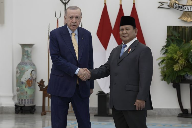 Presiden Turkiye, Recep Tayyip Erdogan dan Presiden RI Prabowo Subianto bersalaman di Istana Kepresidenan Bogor, Jawa Barat, Rabu (12/2/2025).