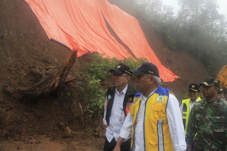 Menteri Pekerjaan Umum dan Perumahan Rakyat (PUPR) Basuki Hadimuljono saat meninjau lokasi titik longsor di Riung Gunung, Desa Tugu Selatan, Kecamatan Cisarua, Kabupaten Bogor, Selasa (6/2/2018).