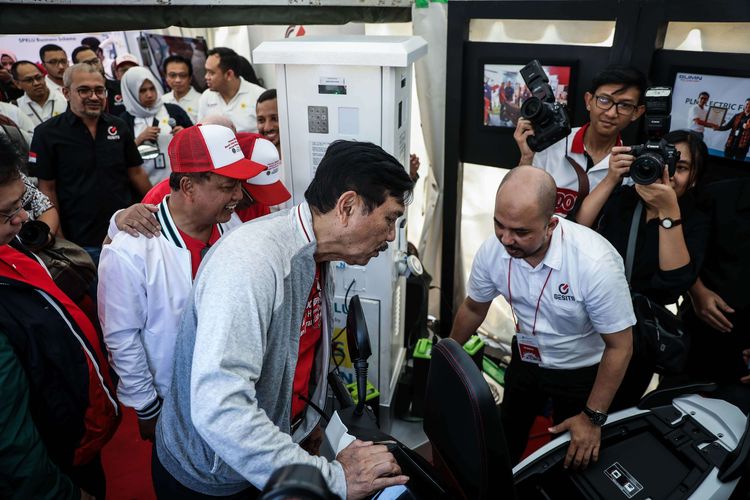 Menko Maritim Luhut Binsar Panjaitan, mencoba Motor listrik Gesit dalam Pameran Kendaraan Listrik Masa Depan di kawasan Monas, Jakarta Pusat, Sabtu (31/8/2019). Kegiatan tersebut mengangkat tema Menuju Indonesia Bersih Udara dan Hemat Energi dengan Kendaraan Listrik.