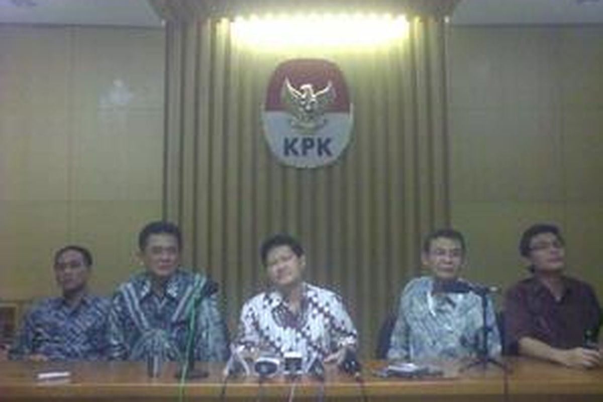 Keempat pimpinan KPK, M Jasin, Candra M Hamzah, Haryono Umar, Bibit Samad Rianto, dan Kabiro Humas KPK Johan Budi memberika keterangan pers di Gedung KPK (11/9), setelah 4 pimpinan KPK tersebut diperiksan Mabes Polri selama 10 jam.