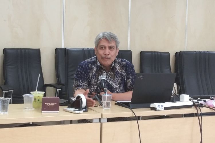 Koordinator Pelaksana Pusat UTBK ITB 2024, Achmad Rochliadi pada konferensi pers di Sekretariat UTBK ITB, Jalan Ganesa, Kota Bandung, Jawa Barat, Rabu (15/5/2024).