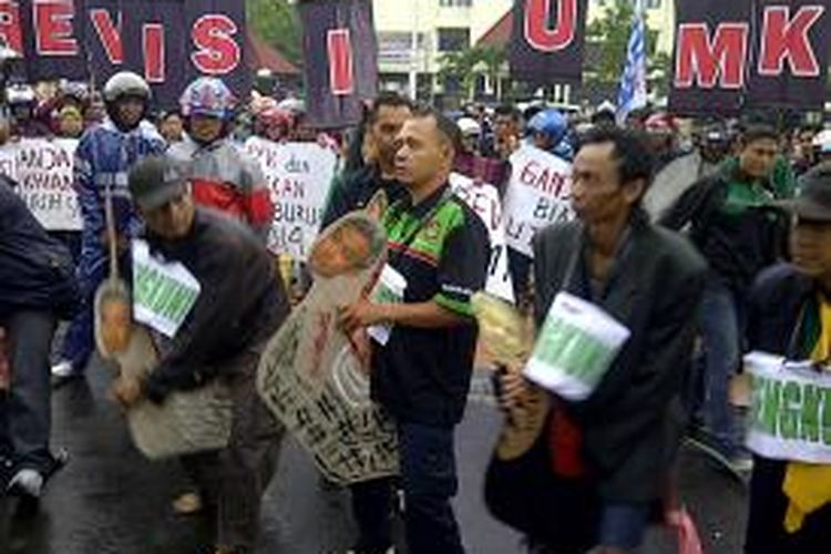 Ratusan orang dari berbagai kelompok buruh kembali melakukan aksi unjuk rasa menuntut revisi UMK di depan Kantor Gubernur Jawa Tengah, Jalan Pahlawan Semarang, Selasa (3/12/2013)