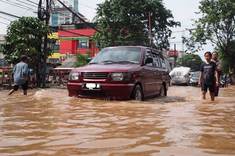 Ilustrasi mobil melintas genangan saat banjir Jakarta awal tahun 2020
