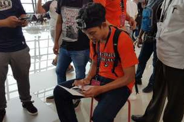 Peserta game Adventurace T3 menyelesaikan salah satu misi di Terminal 3 Bandara Soekarno-Hatta, Tangerang, Sabtu (8/10/2016). 
