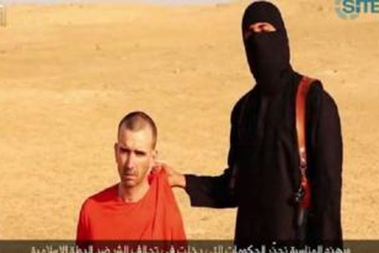 Pekerja bantuan Inggris, David Haines (kiri) sebelum dibunuh militan ISIS. AS dan Inggris menolak membayar uang tebusan kepada militan.