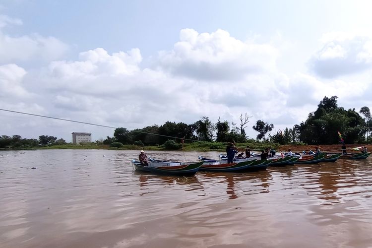 Perahu sampah bermesin diluncurkan Pemprov Kalsel untuk mengakut sampah dari Sungai Martapura, Kamis (14/12/2023).