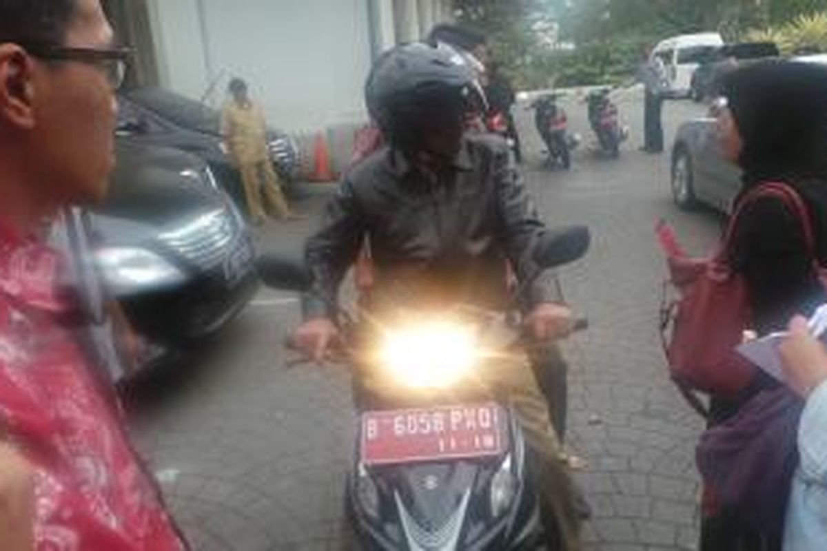 Wakil Gubernur DKI Jakarta, Djarot Saiful Hidayat (bersepeda motor, berjaket hitam), menjelang berangkat blusukan, Rabu (17/12/2014) petang, ketika didekati dua ibu warga bantaran Kali Sekretaris, Jakarta Selatan.