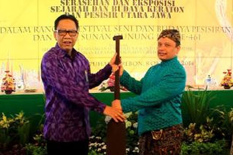 Dirjen Ekonomi Kreatif Seni Dan Budaya Kemenparekraf Prof Ahmansyah (kiri), Sultan Keraton Kasepuhan XIV PRA Arief Natadiningrat (kanan) memberikan dayung, usai membuka Festival Seni Budaya Pesisiran Lima Provinsi di bangsal Pagelaran, Kecamatan Lemahwungkuk Kota Cirebon, Jawa Barat, Rabu (8/10/2014).

