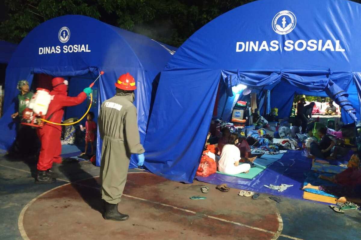 penyemprotan disinfektan di tenda pengungsian korban kebakaran jalan pemuda Rawamangun, Jakarta Timur, Selasa (14/7/2020)