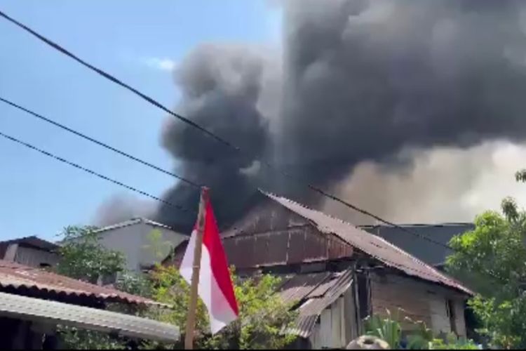 KEBAKARAN: Detik-detik kebakaran di Jalan Abu Bakar Lambogo (Ablam) Kelurahan Makassar, Kecamata Bara-Barayya Selatan, Senin (19/8/2024).