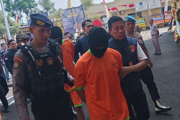 Dua pelaku sindikat penyelundupan sepeda motor antar negara saat digiring petugas ke mako Polres Cianjur, Jawa Barat.