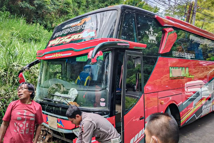 Sebuah bus pariwisata asal Tanggerang mengalami kecelakaan di jalur tengkorak kawasan wisata Lembang, Kabupaten Bandung Barat (KBB), Jawa Barat, Sabtu (21/12/2024).