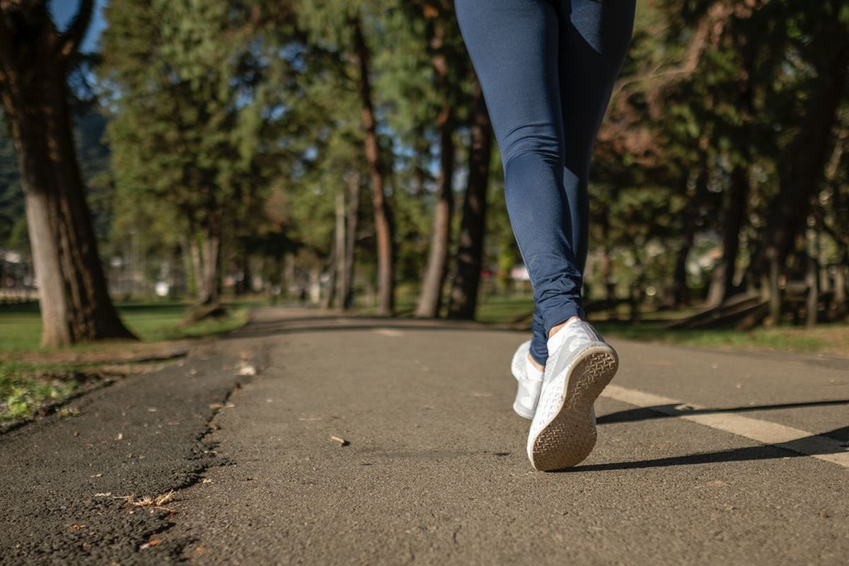 Jalan kaki untuk menurunkan berat badan dapat dimodifikasi dan disertakan dalam rutinitas harian untuk menurunkan berat badan. Selain itu, jalan kaki juga bentuk aktivitas fisik yang praktis dan mudah dilakukan.