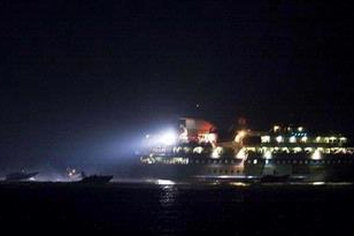 Kapal Mavi Marmara saat dikepung pasukan angkatan laut Israel, Senin (31/5/2010) dini hari.