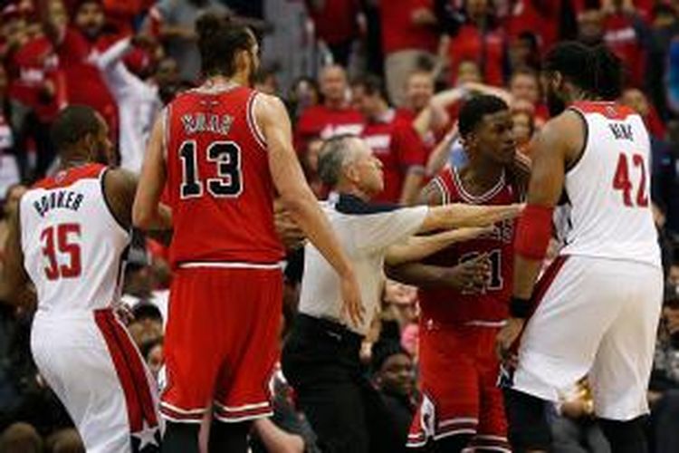 Pemain Chicago Bulls Nene (kanan #42) bertengkar dengan pemain Chicago Bulls, Jimmy Butler, pada laga ketiga babak play-off Wilayah Timur, di Verizon Center, Jumat (25/4/2014).