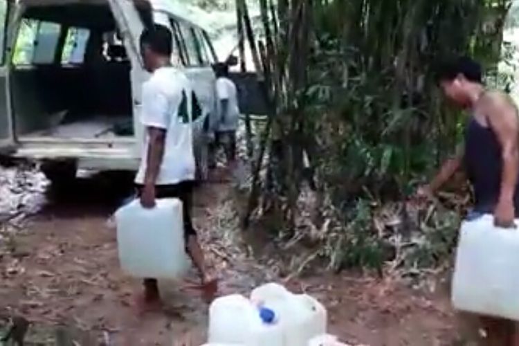 Pengambilan air bersih di sebuah sungai dangkal oleh staf Puskesmas Sambi, Kabupaten Kotawaringin Barat, Kamis (22/2/2018). 