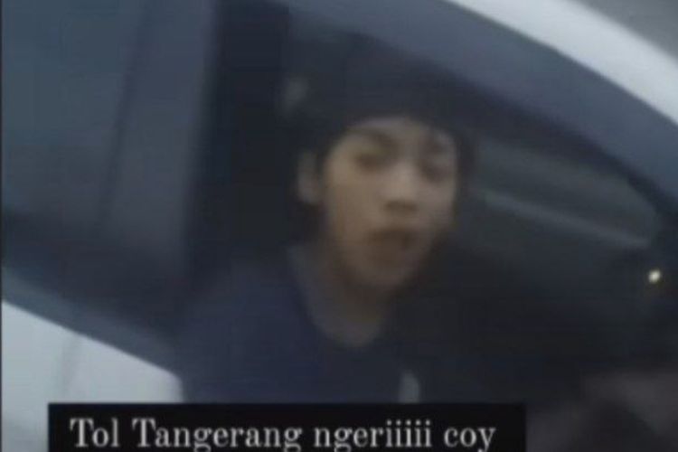 Seorang pengendara mobil Honda Brio berwarna putih diduga hendak membegal pengendara mobil lainnya di Tol Tangerang pada Selasa (24/10/2023). Tampak seorang pengendara mobil Honda Brio itu mengeluarkan senjata tajam sesaat hendak melancarkan aksinya.