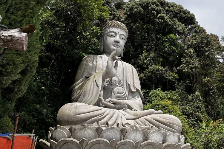 Patung Buddha raksasa di kawasan Chin Swee Temple, Genting Sempah, Bentong, Pahang, Malaysia, Rabu (18/12/2024).