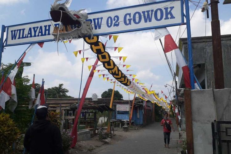 Layang-layang naga dengan panjang kurang lebih 100 meter menghiasai jalan Nogomuda RT 05/RW 02 Gowok, Desa Caturtunggal, Kecamatan Depok, Kabupaten Sleman. Hiasan ini dipasang dalam rangka perayaan Hari Ulang Tahun ke-76 Republik Indonesia.