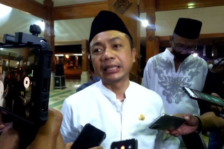 Wakil Bupati Blitar Rahmat Santoso berbicara kepada wartawan di Pendopo Kabupaten Blitar yang berada di Kecamatan Kanigoro, Kamis (24/2/2022)