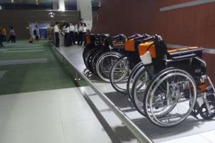 Tampak barisan kursi roda yang diletakkan di dalam area peminjaman kursi roda Terminal 3 New Bandara Soekarno-Hatta, Tangerang, Selasa (9/8/2016). Fasilitas ini dapat dimanfaatkan oleh penumpang secara cuma-cuma.