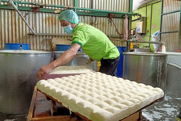 Produksi tahu di Pabrik Tahu NJ di Jalan Terusan Pasirkoja, Kota Bandung.