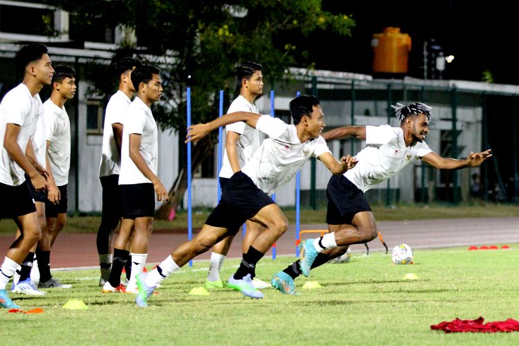 Jelang laga Kualifikasi Piala Asia U20 2023 pemain Timnas Indonesia Barnabas Sobor latihan terakhir di Lapangan Thor Surabaya, Selasa (13/9/2022) malam.