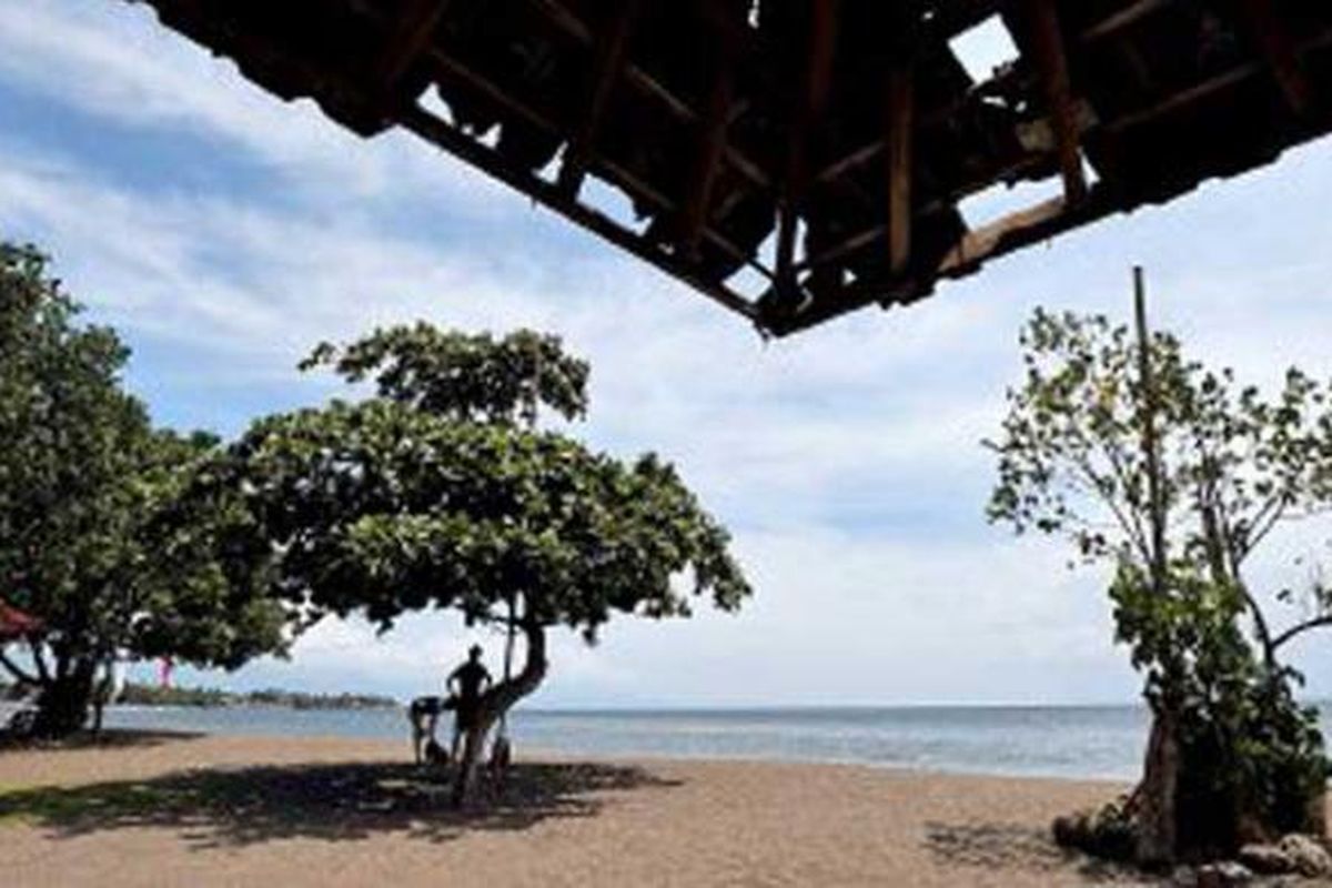 Suasana Pantai Lovina di Kabupaten Buleleng, Bali. Tempat wisata di kawasan Bali utara ini lebih banyak dikunjungi wisatawan asing daripada wisatawan domestik. 