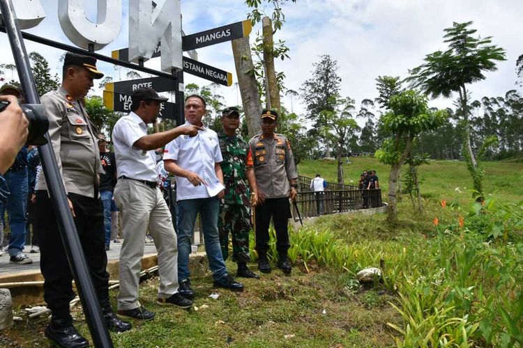 Ketua PSSI Mochamad Iriawan alias Iwan Bule meninjau langsung lokasi lahan 50 hektar untuk pembangunan kantor PSSI dan pusat pelatihan di IKN Penajam Paser Utara, Kalimantan Timur, Sabtu (27/8/2022).