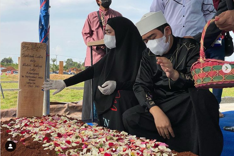 Pasangan Ustaz Solmed dan April Jasmine pada pemakaman Hj Salmah Lubis.