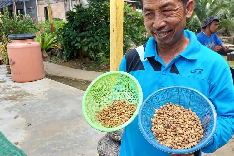 Rindoni, Ketua Kelompok Tani Kopi Prabu, di Desa Prangat Baru, Kaltim. Ia penerima manfaat CSR PHKT DOBU dan SKK Migas pada pengembangan kopi liberica sejak 2020.