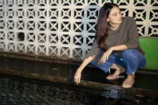 Malam Hari, Luna Maya Kunjungi Kolam Tempat Meditasi Suzzanna