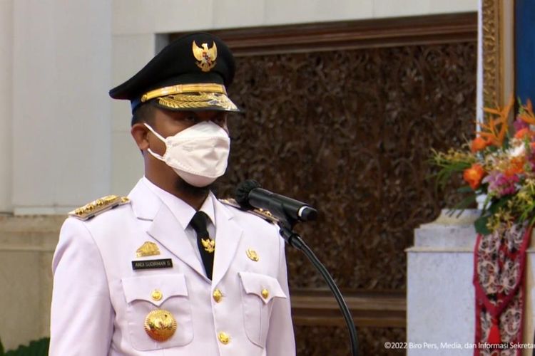 Presiden Joko Widodo melantik Gubernur Sulawesi Selatan sisa masa jabatan 2022-2023, Andi Sudirman Sulaiman di Istana Kepresidenan, Jakarta, Kamis (10/3/2022).