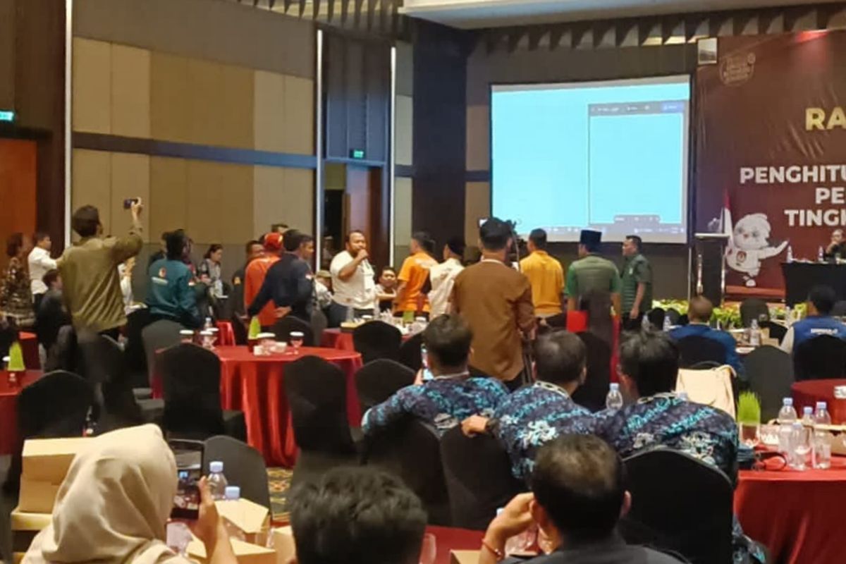 Protes dari para saksi lintas partai saat rekapitulasi suara di El Hotel Banyuwangi 