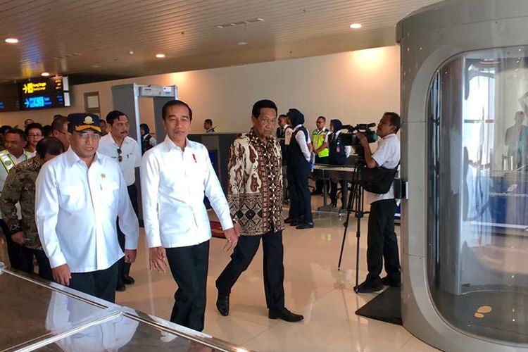 Presiden Joko Widodo (tengah) didampingi Gubernur DIY Sri Sultan Hamengkubuwono X (kanan) dan Menteri Perhubungan Budi Karya Sumadi, saat meninjau perkembangan pembangunan Bandara Internasional Yogyakarta di Kabupaten Kulon Progo, Kamis (29/8/2019). Presiden berharap, bandara dengan kapasitas terminal seluas 219.000 meter persegi yang bisa menampung 20 juta penumpang per tahun tersebut dapat menarik minat kunjungan ke DIY sekaligus wisatawan mancanegara yang datang ke Indonesia.